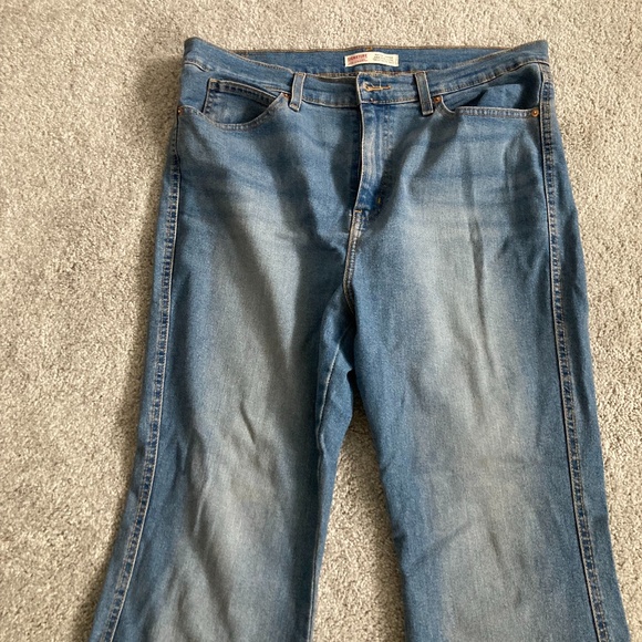 3/$10 SALE Signature Levi's Jeans High Rise Flares - Picture 3 of 4